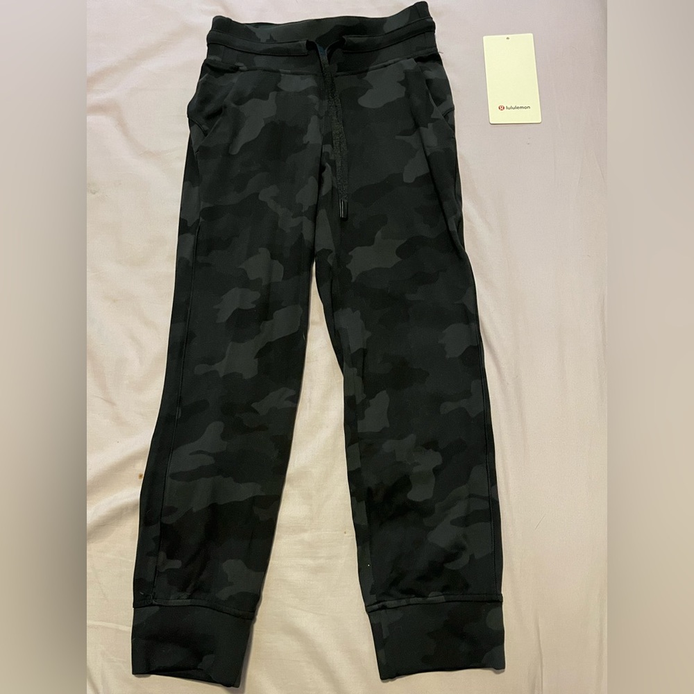 NWOT Ready To Rulu Jogger Crop